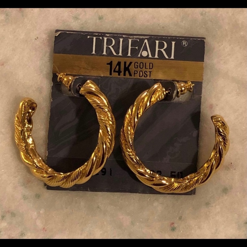 🎄Trifari Post earrings 14k plated (je0001)